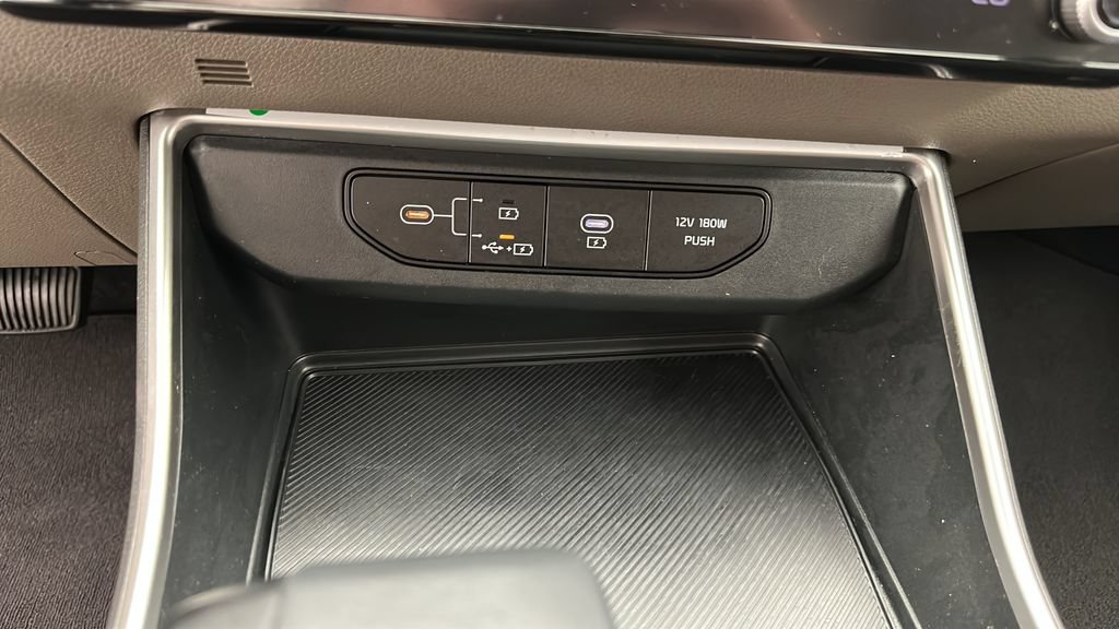 Used 2025 Kia Carnival FWD image 19