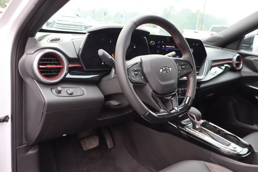 Used 2024 Chevrolet Trax RS w/ Sunroof Package FWD image 10