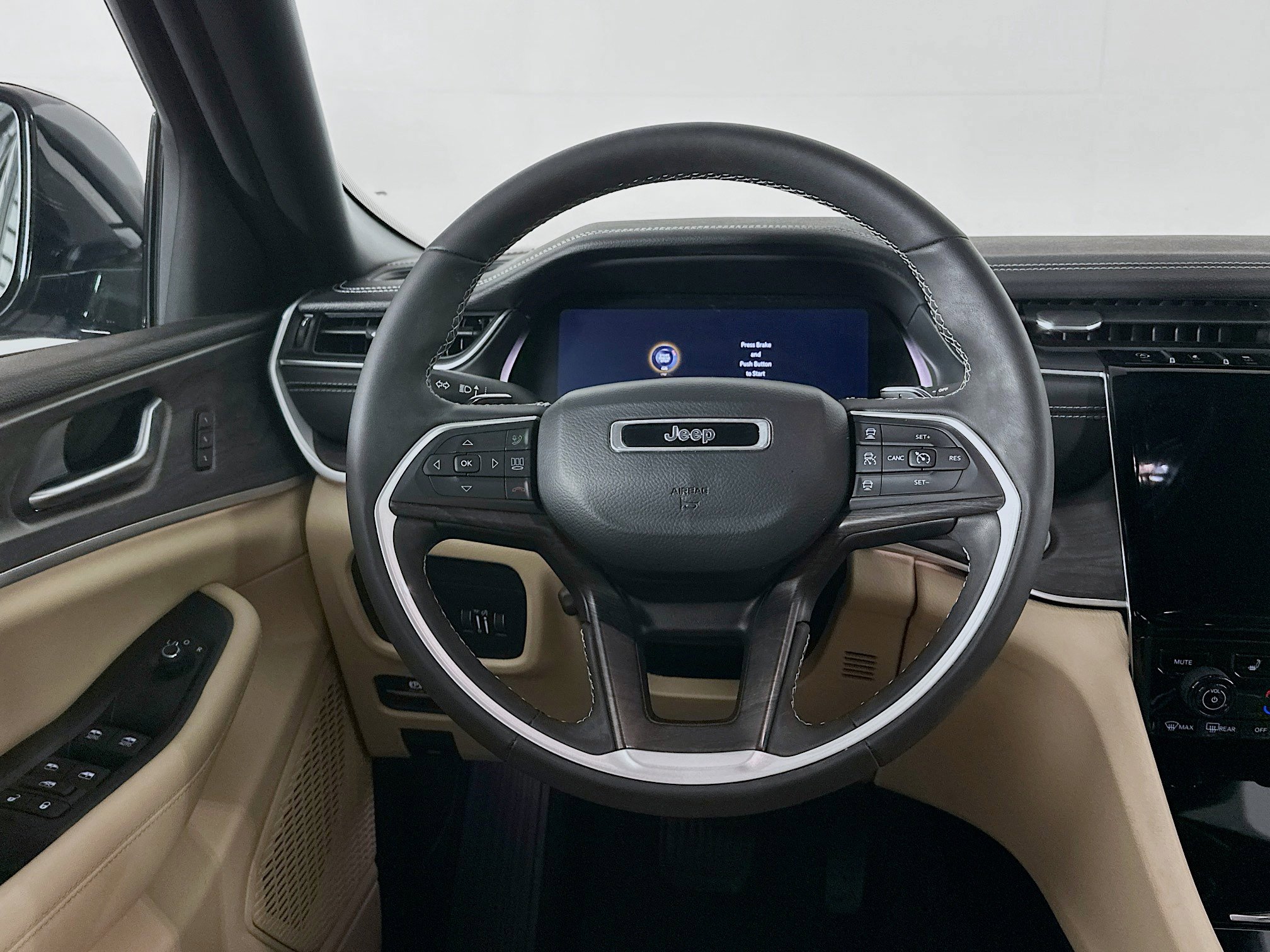 Used 2023 Jeep Grand Cherokee L Limited w/ Luxury Tech Group II image 18