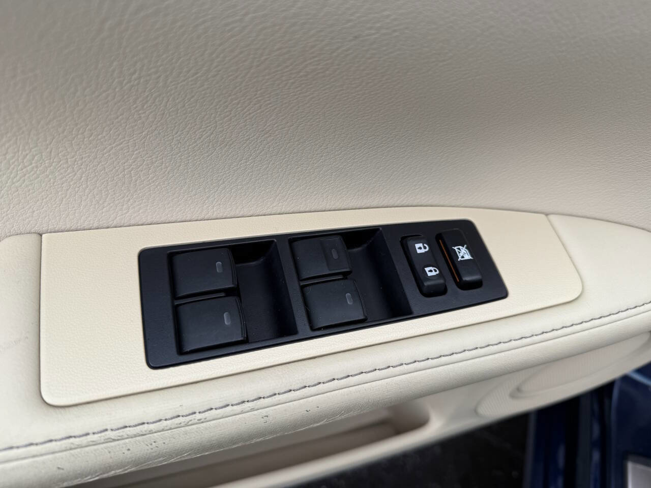 Used 2013 Lexus ES 300h Base 4dr Sedan image 17