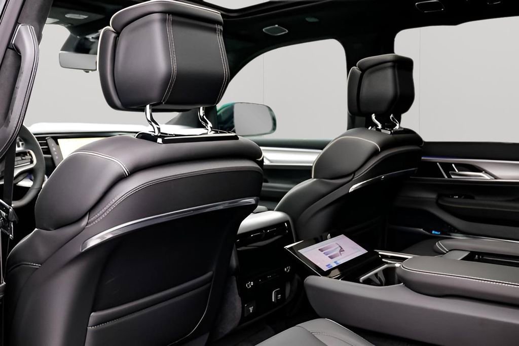 Used 2023 Jeep Grand Wagoneer L Series II w/ Premium Group II image 17