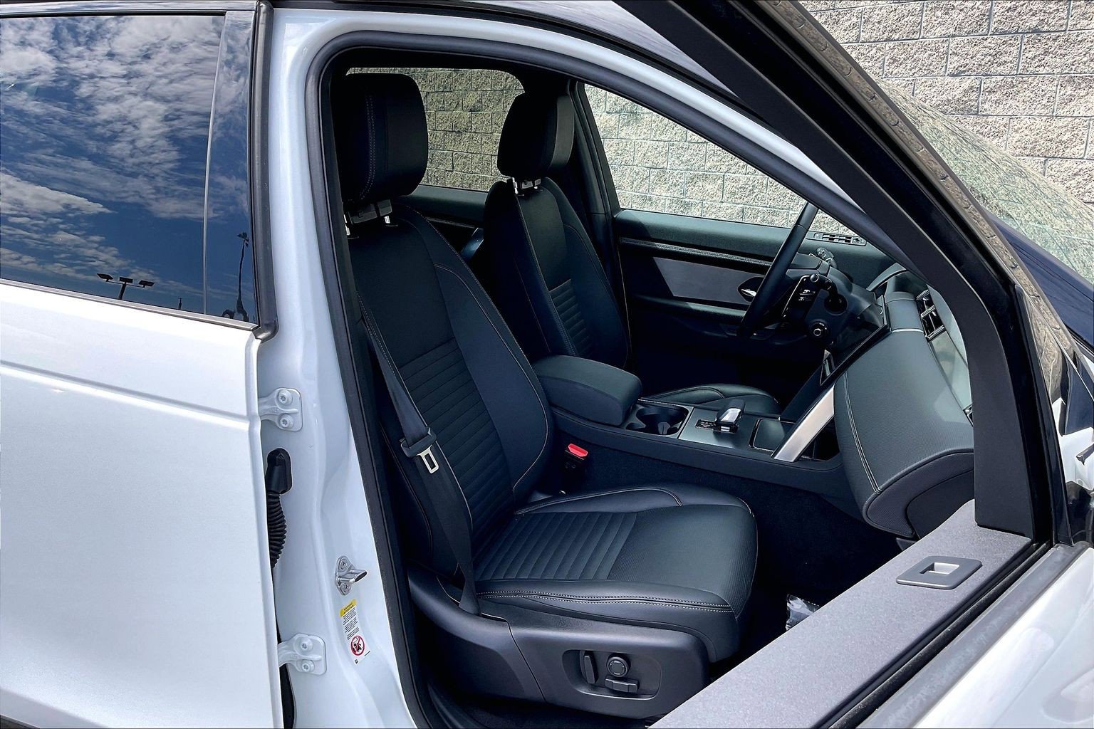 Certified 2024 Land Rover Discovery Sport Dynamic SE AWD/4WD image 7