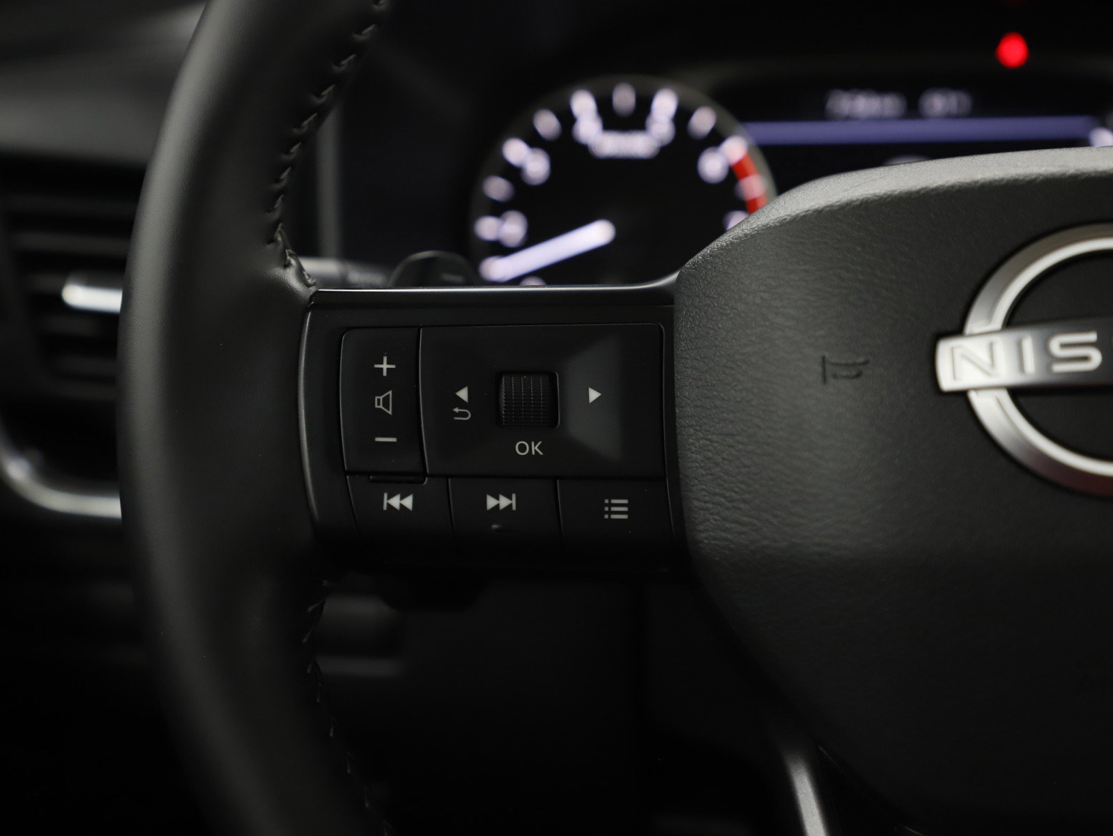 Used 2025 Nissan Rogue SV image 28