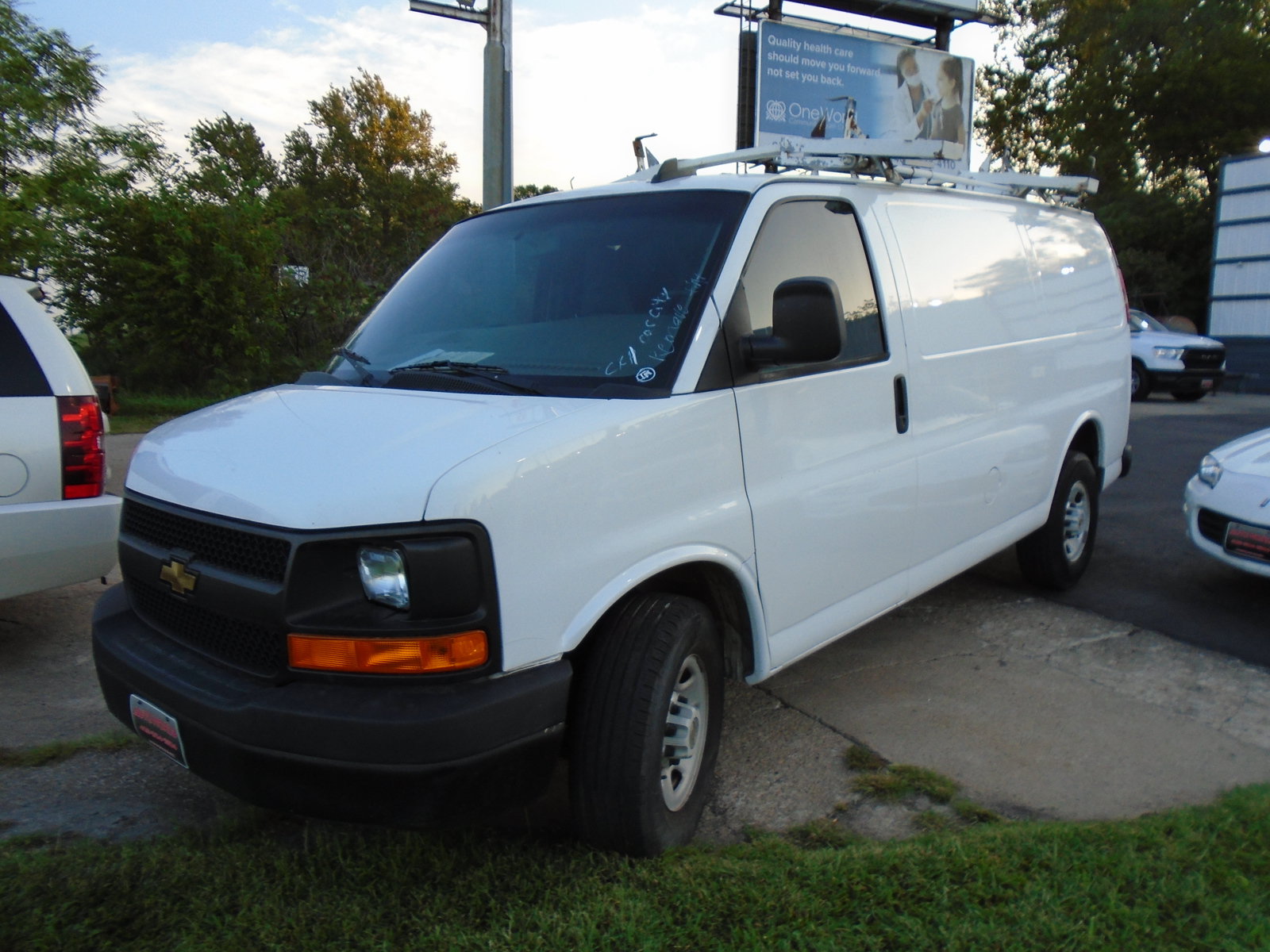 Used 2016 Chevrolet Express 2500 RWD image 1