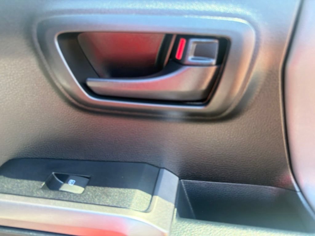Used 2018 Toyota Tacoma SR5 AWD/4WD image 23
