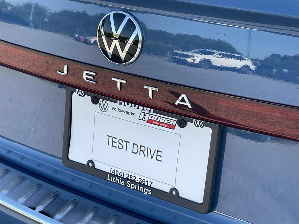 Used 2025 Volkswagen Jetta SE FWD image 13