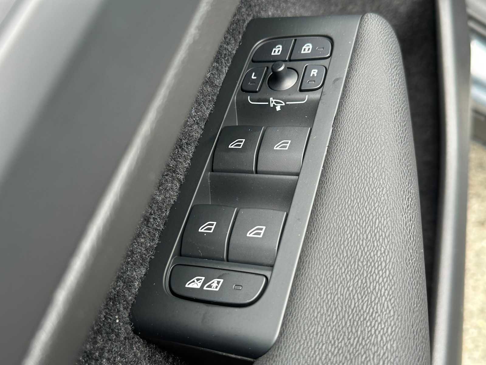 Used 2023 Volvo XC40 Recharge Plus w/ Protection Package Premier AWD/4WD image 20