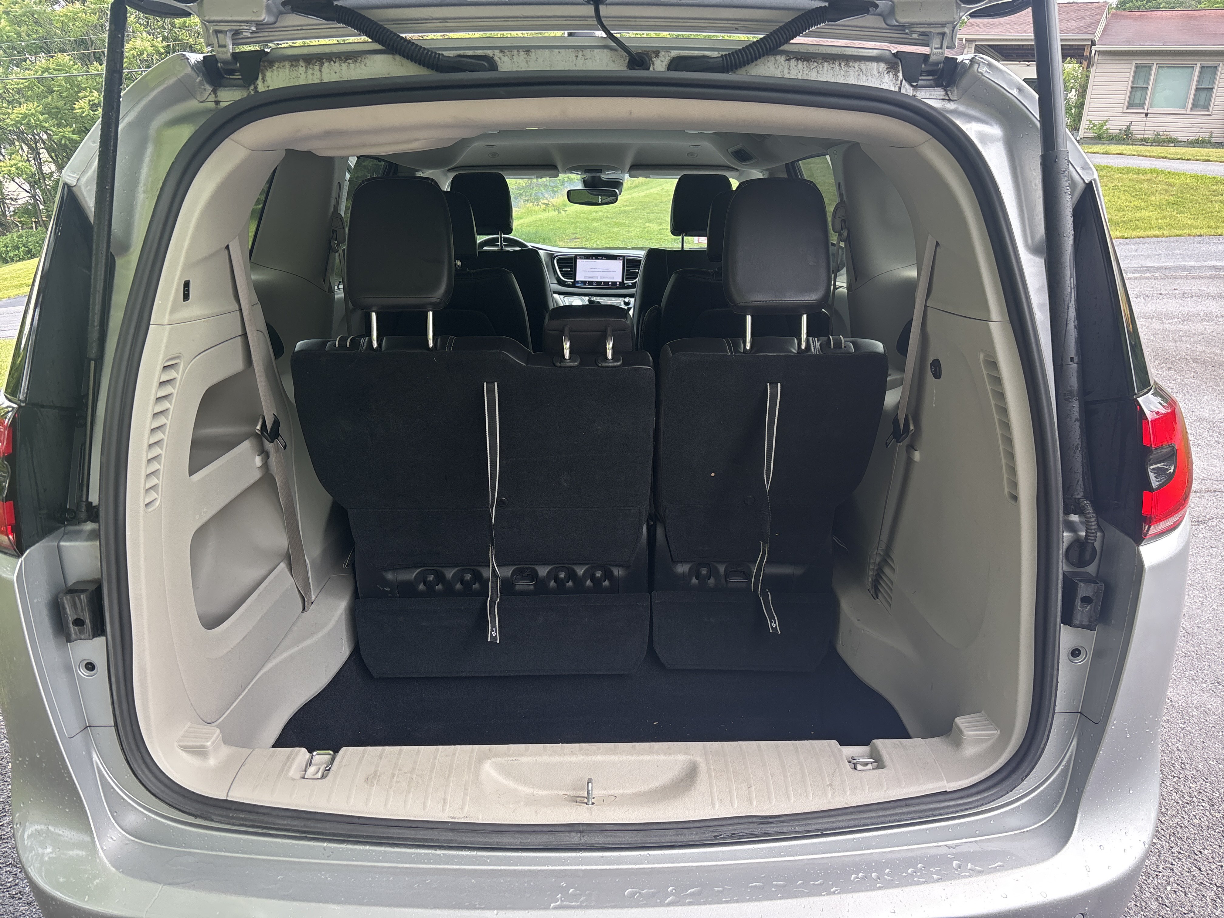 Used 2023 Chrysler Pacifica Touring-L FWD image 5