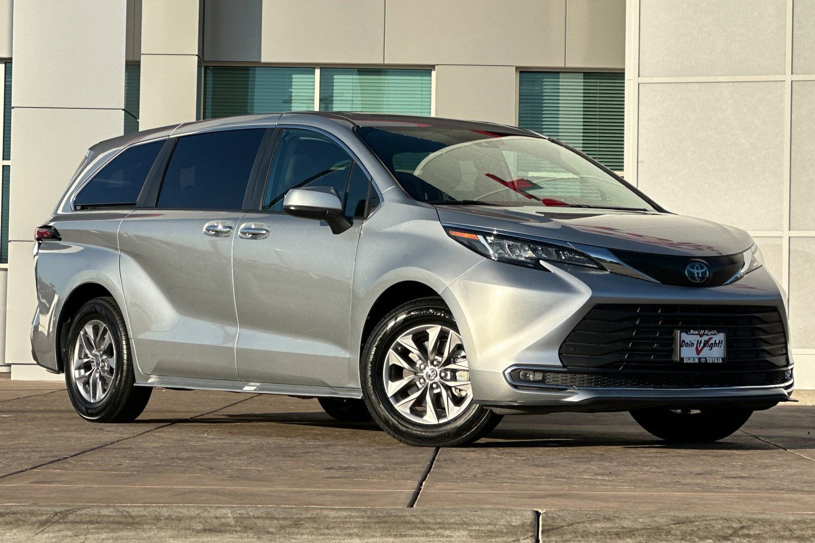 Used 2022 Toyota Sienna XLE image 2