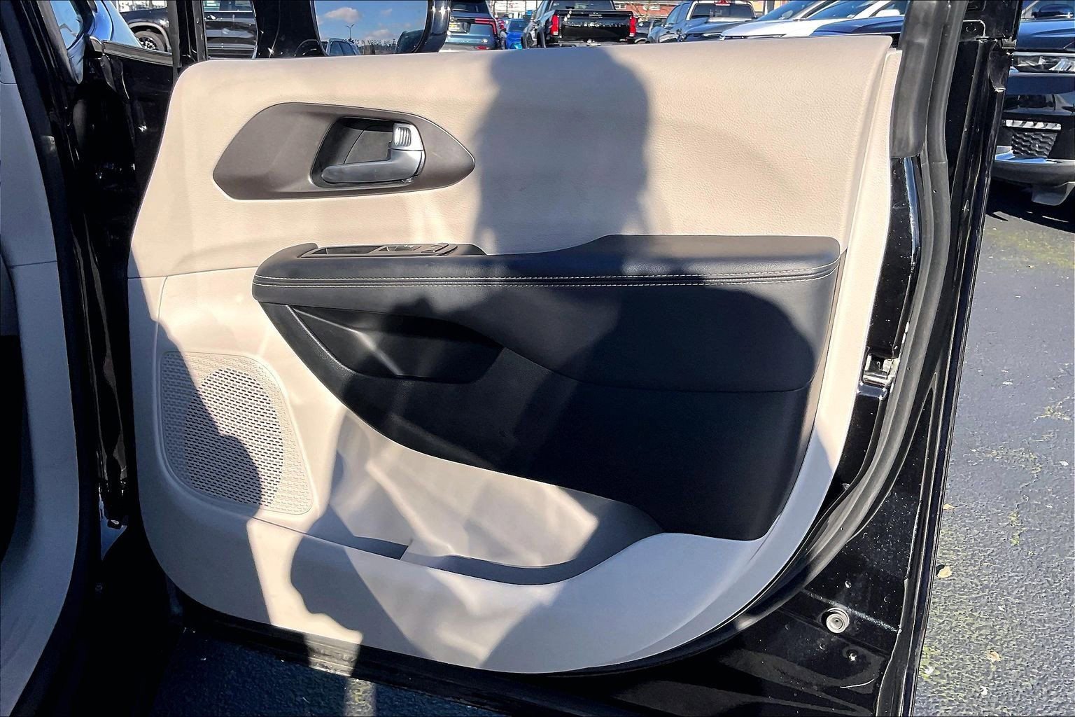 Used 2024 Chrysler Pacifica Touring-L image 21