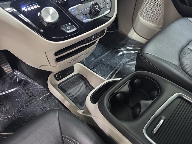 Used 2024 Chrysler Pacifica Touring-L FWD image 25