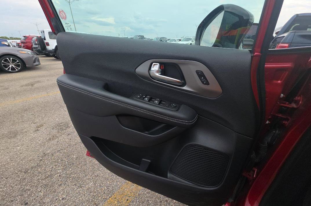 Used 2025 Chrysler Pacifica Select FWD image 14
