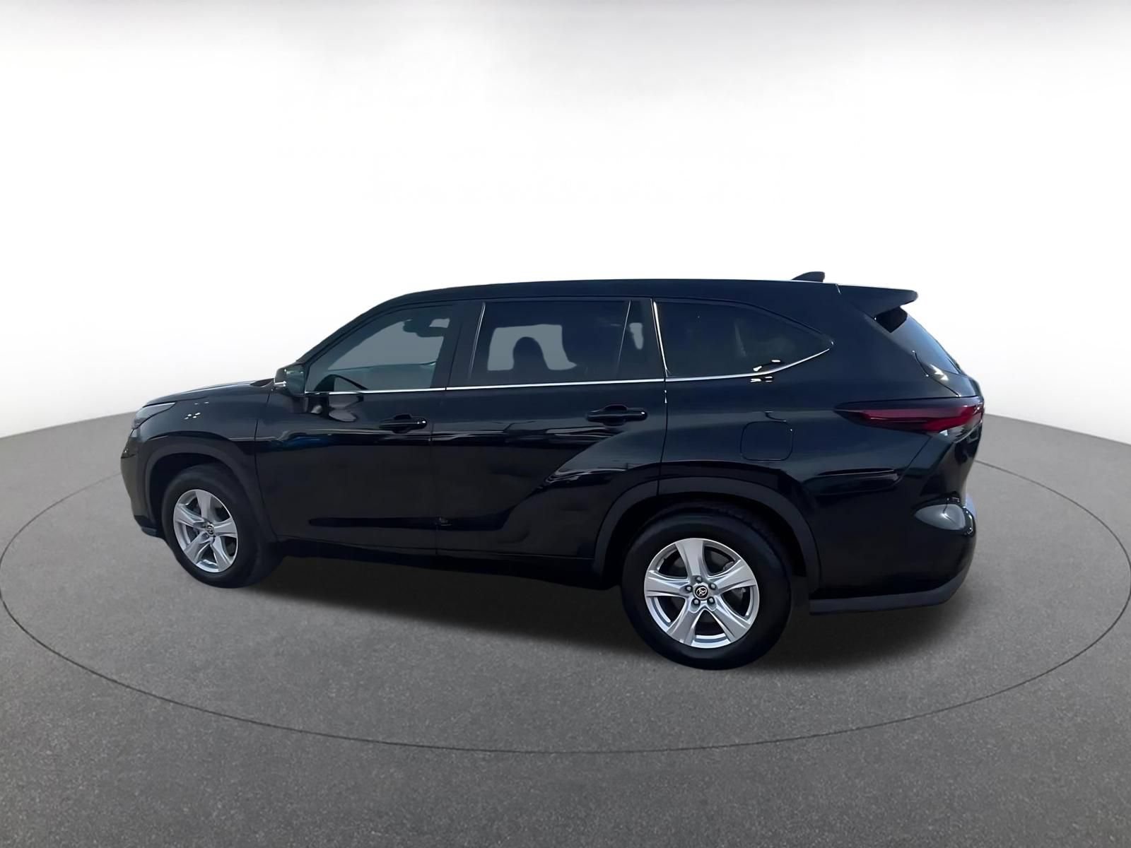 Used 2025 Toyota Highlander LE FWD image 10