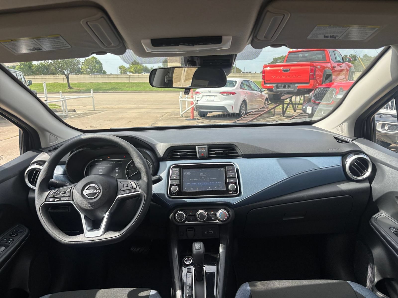 Used 2025 Nissan Versa SV FWD image 31