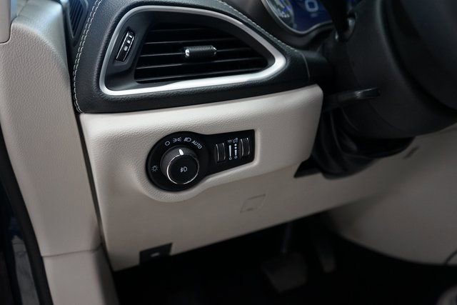 Used 2022 Chrysler Pacifica Touring-L image 29