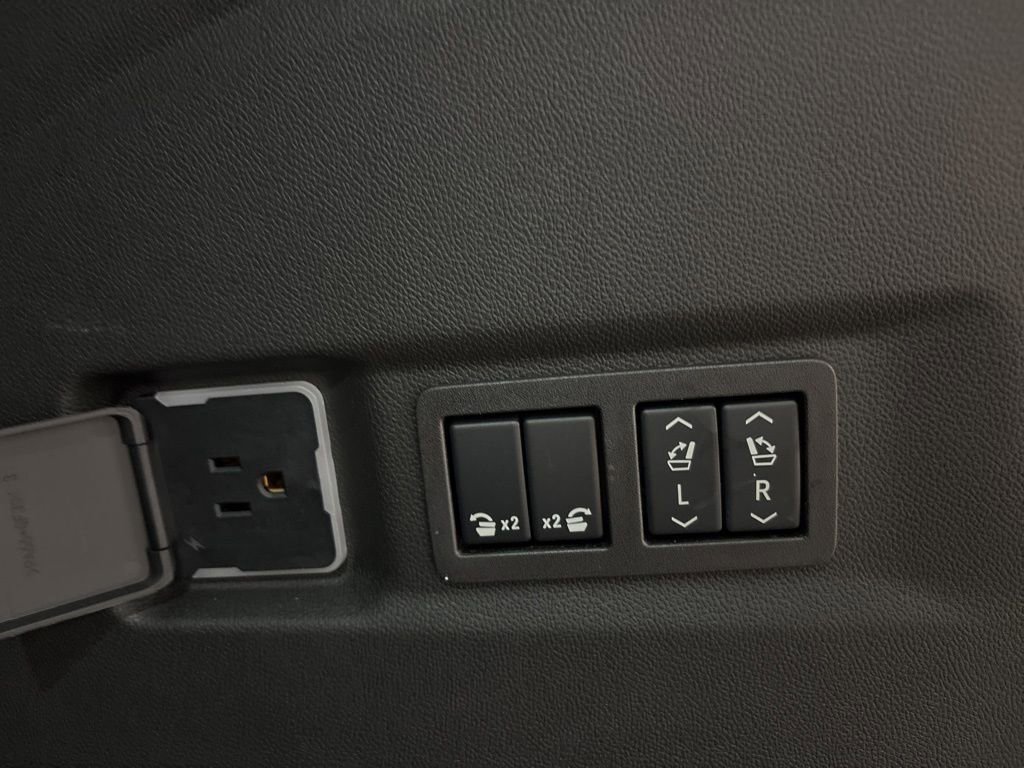 Used 2026 Chevrolet Suburban High Country AWD/4WD image 37