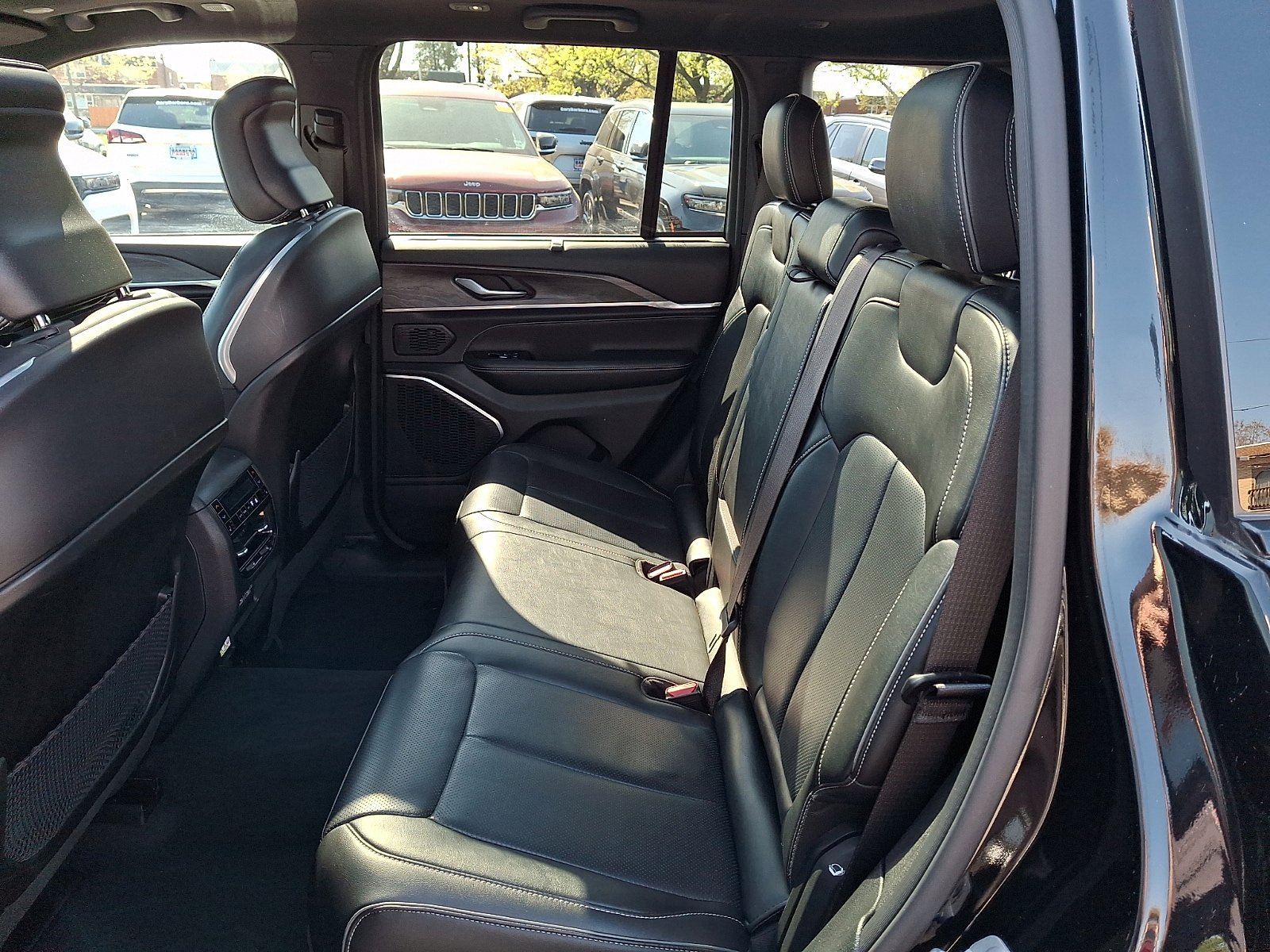 Used 2023 Jeep Grand Cherokee Overland w/ Luxury Tech Group IV AWD/4WD image 10