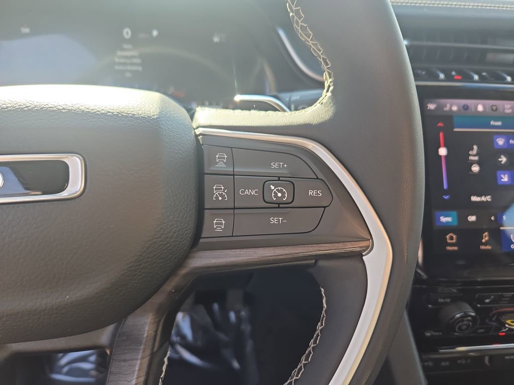 Used 2023 Jeep Grand Cherokee L Limited AWD/4WD image 22