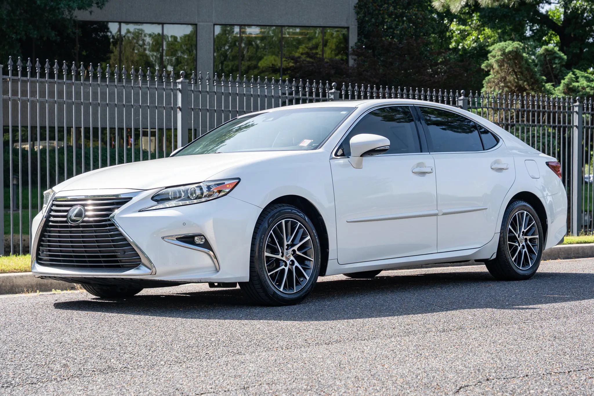 Used 2017 Lexus ES 350 w/ Luxury Package FWD image 1