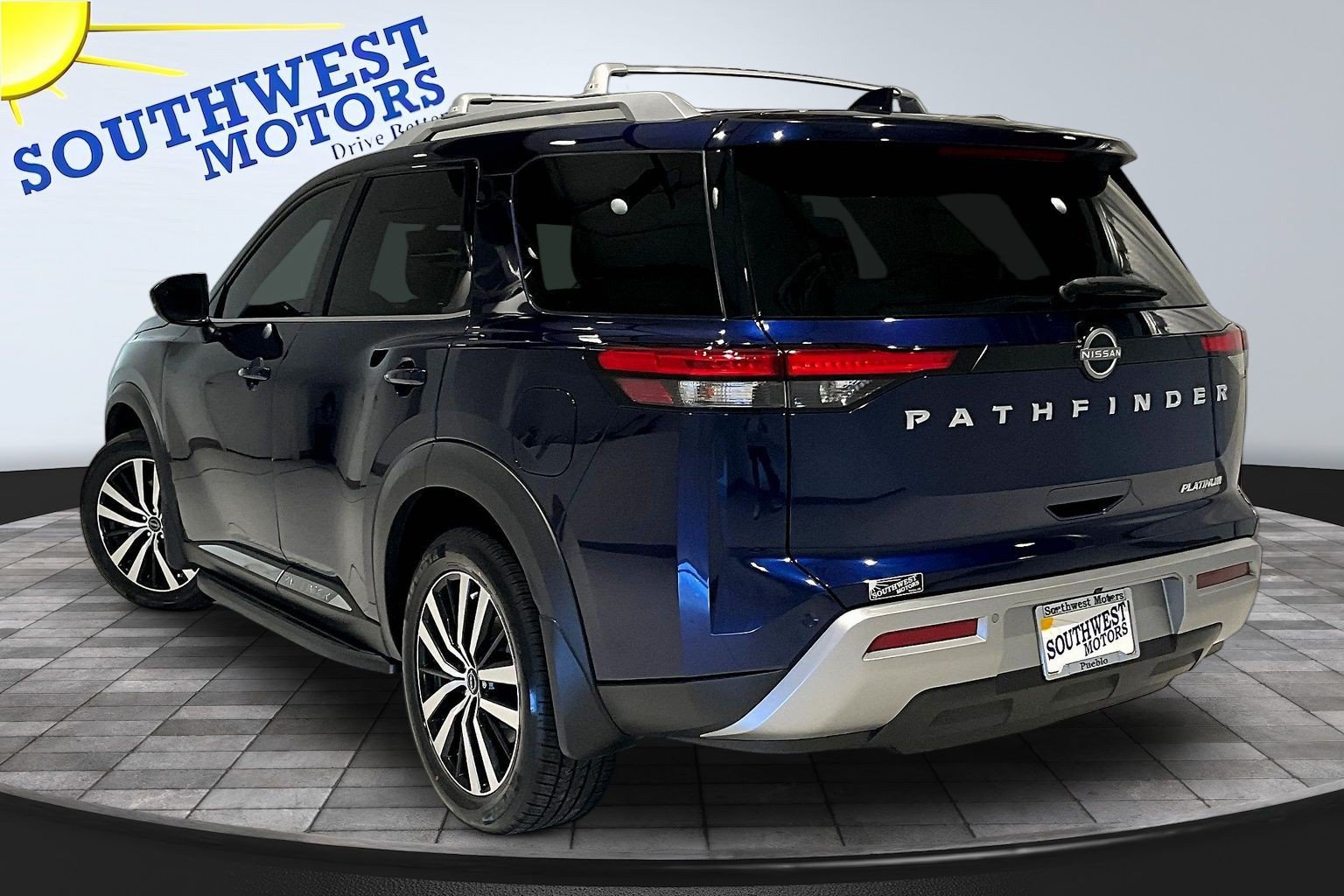 Used 2023 Nissan Pathfinder Platinum FWD image 5