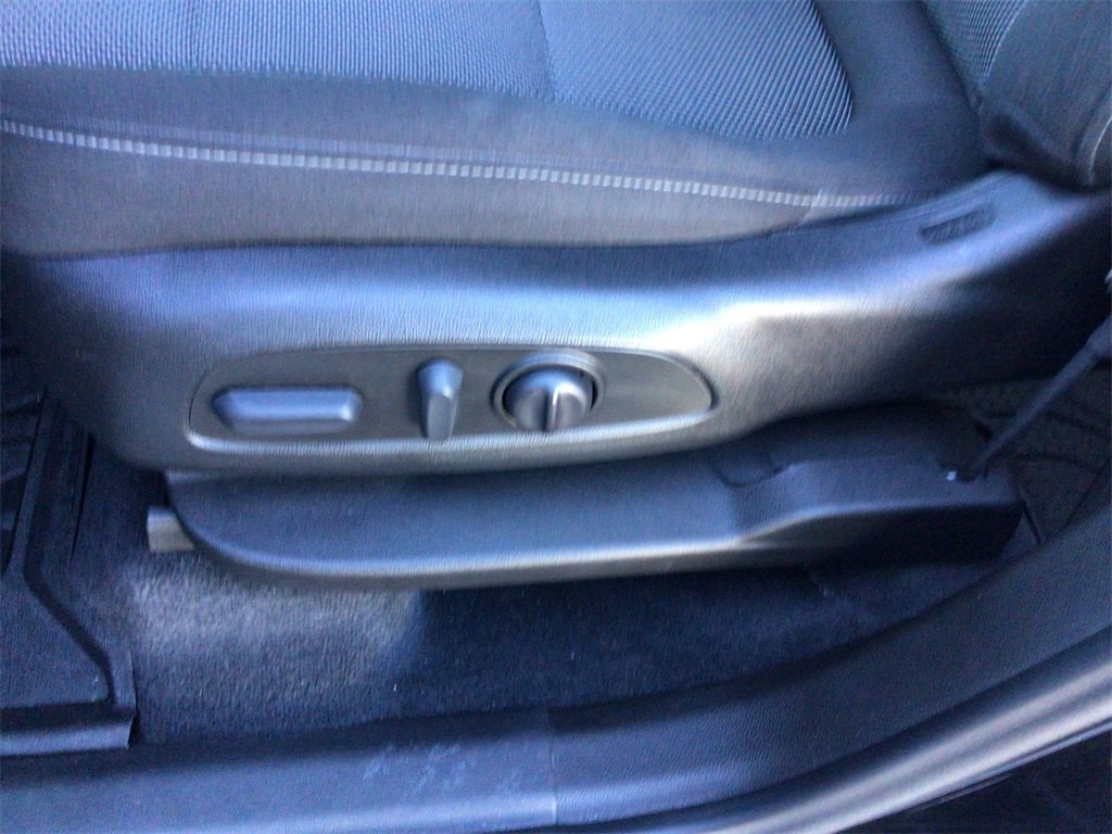 Used 2023 Chevrolet Traverse LT image 19