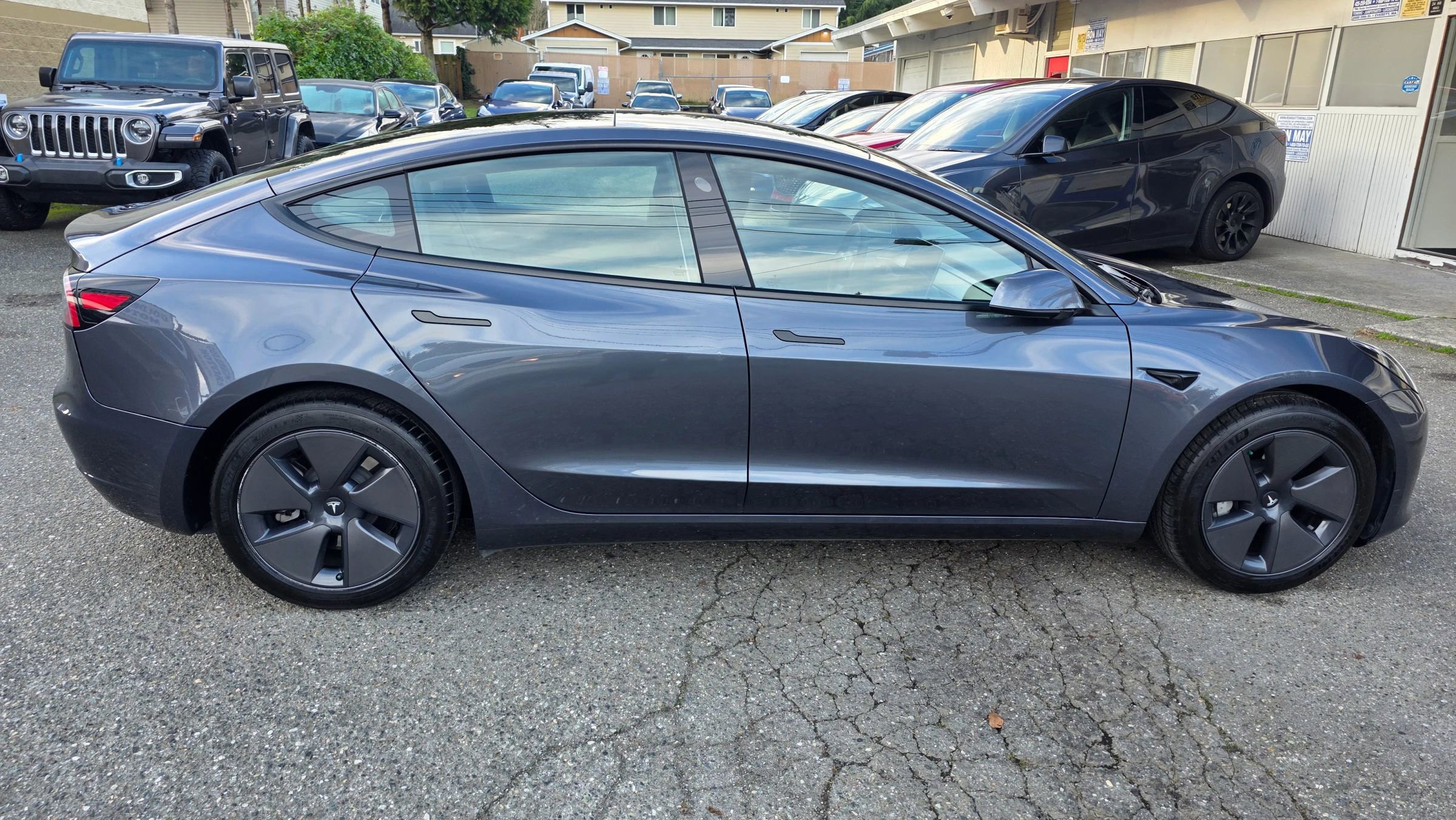 Used 2023 Tesla Model 3 Standard Range image 4