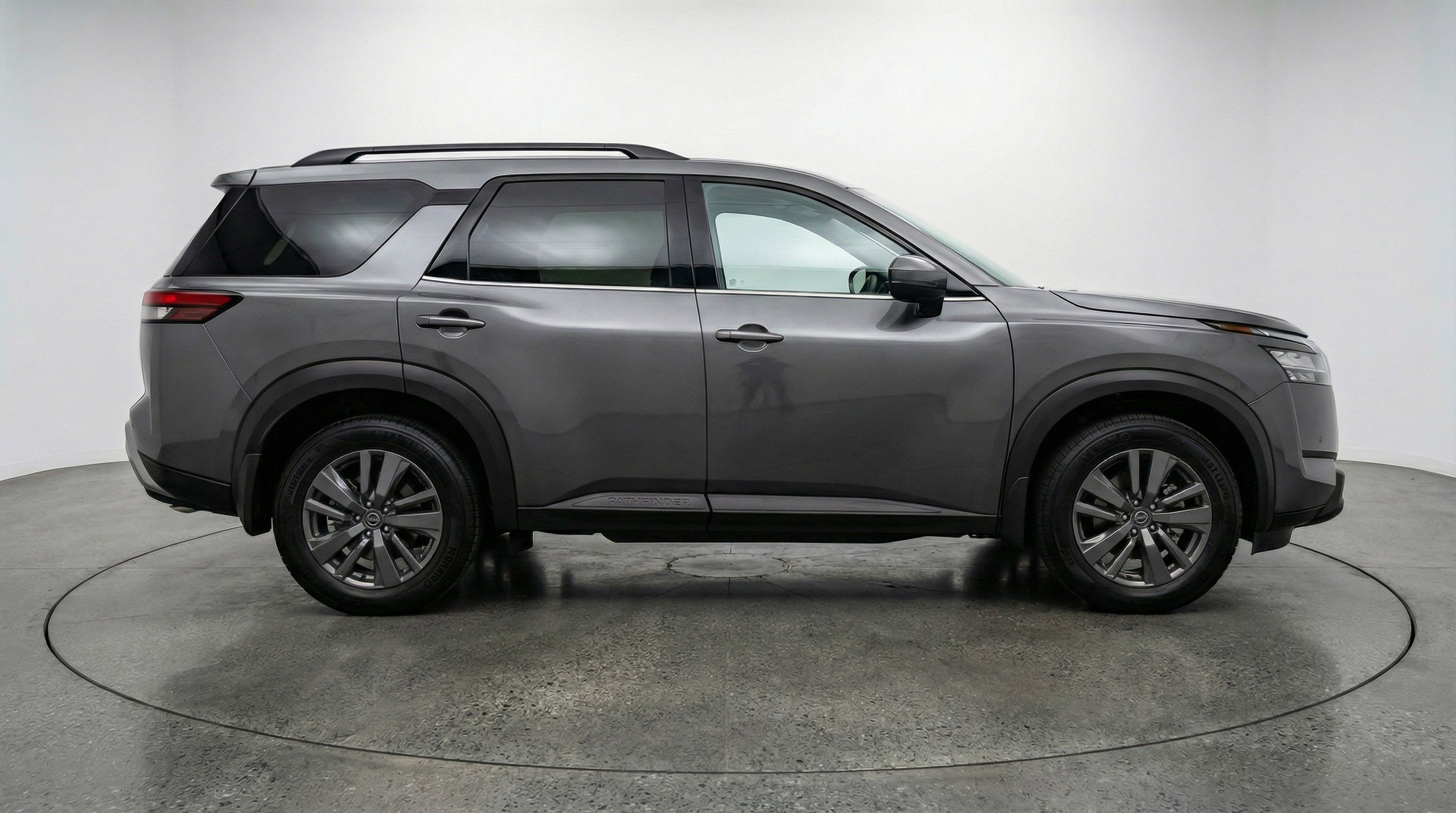 Used 2025 Nissan Pathfinder SV image 11