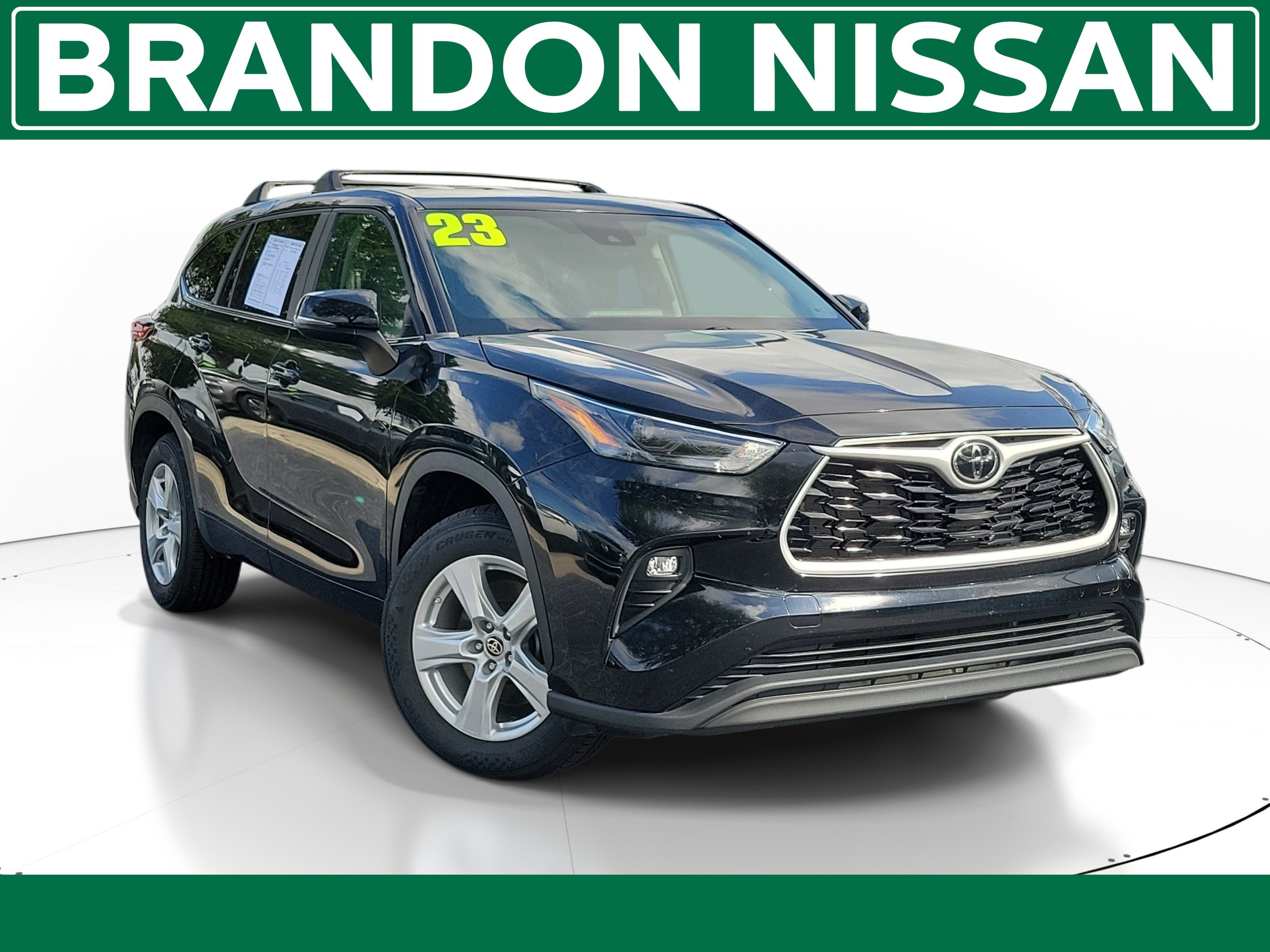 Used 2023 Toyota Highlander LE FWD image 1