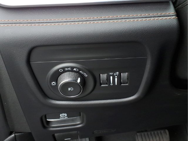 Used 2023 Jeep Grand Cherokee Summit AWD/4WD image 21