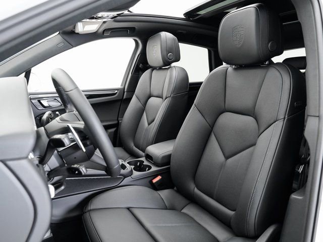 Certified 2025 Porsche Macan image 5