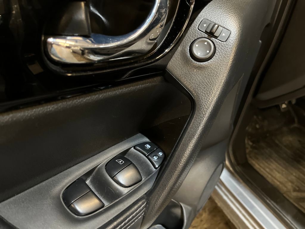 Used 2021 Nissan Rogue Sport SV image 11
