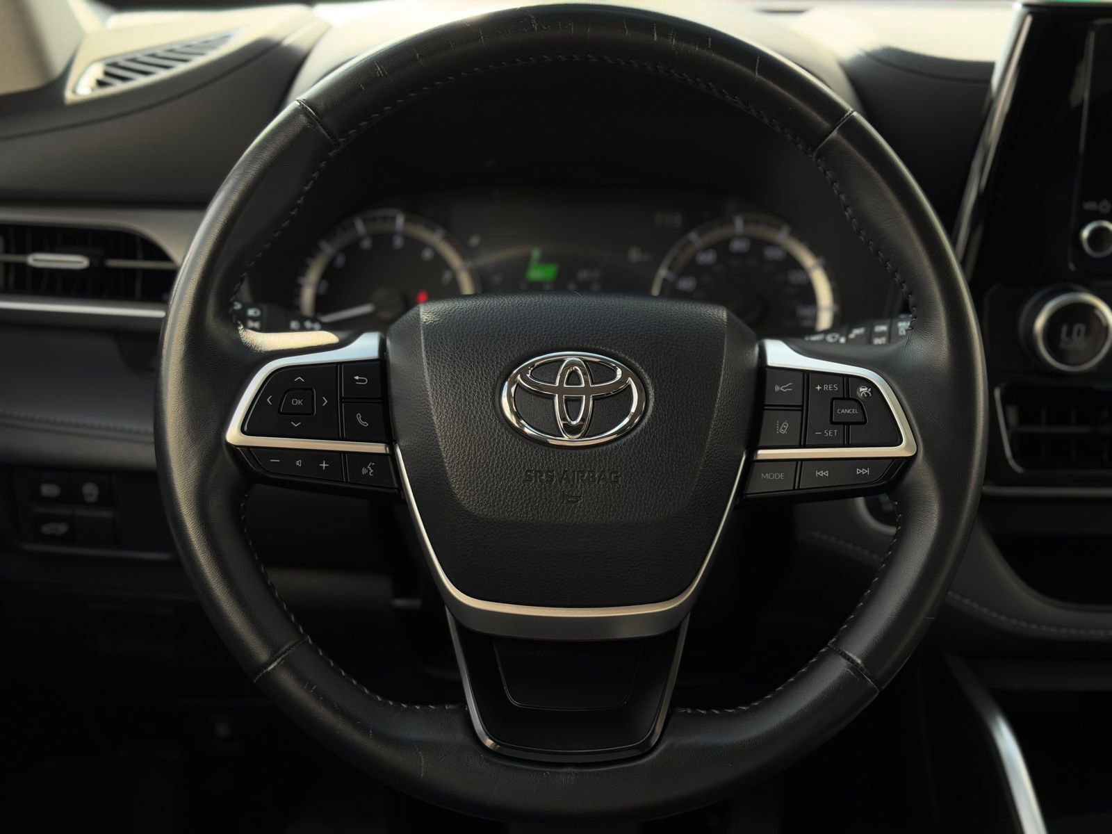 Used 2024 Toyota Highlander Limited AWD/4WD image 16