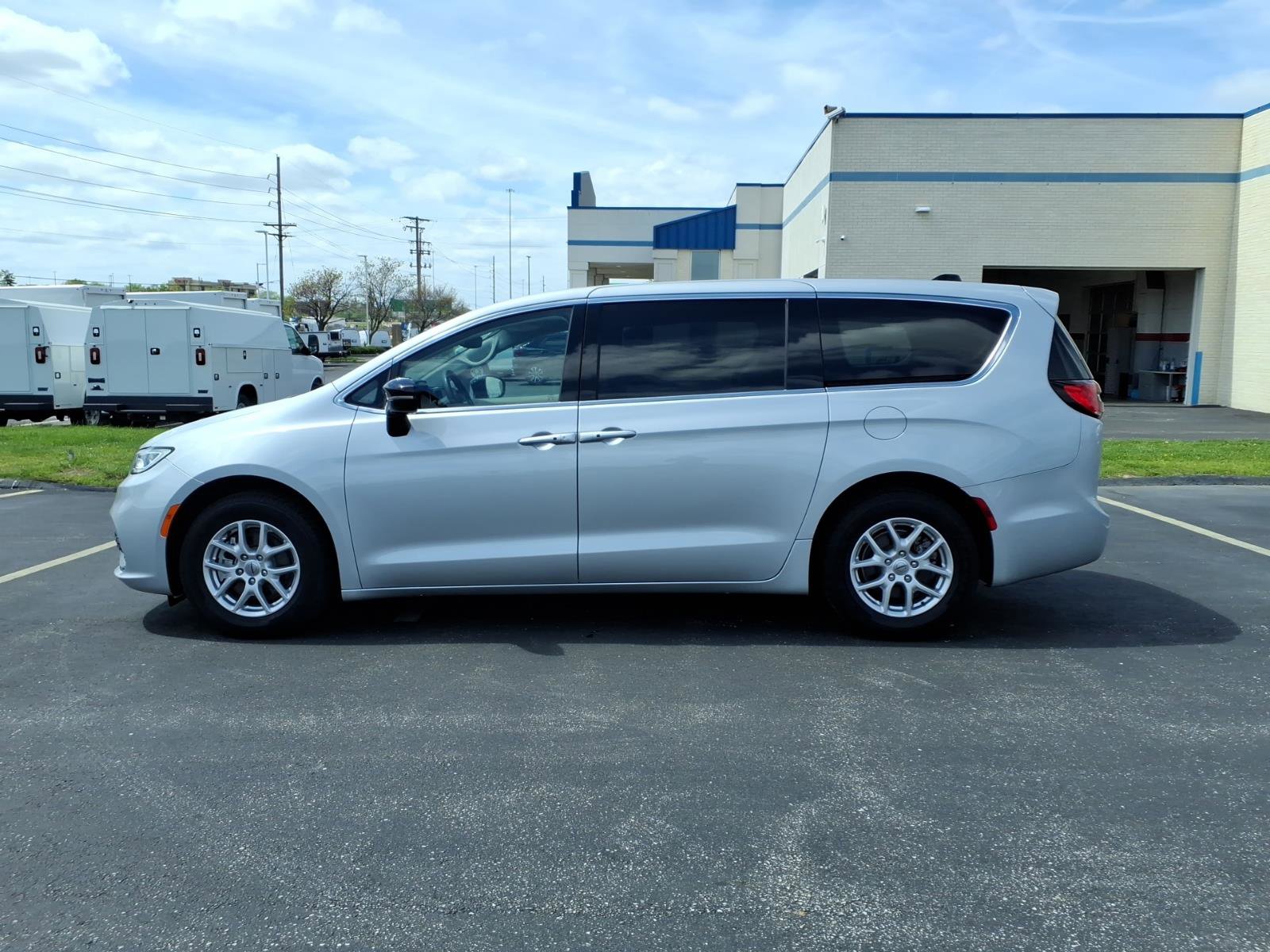 Used 2024 Chrysler Pacifica Touring-L image 4