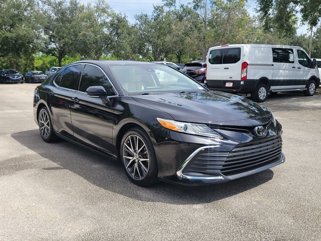 Used 2021 Toyota Camry XLE w/ Navigation Package FWD image 3