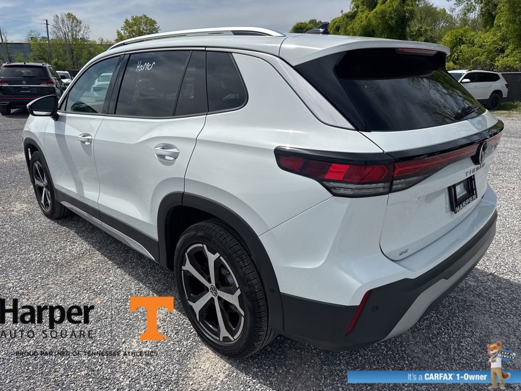 Used 2025 Volkswagen Tiguan SE w/ Panoramic Sunroof Package image 3