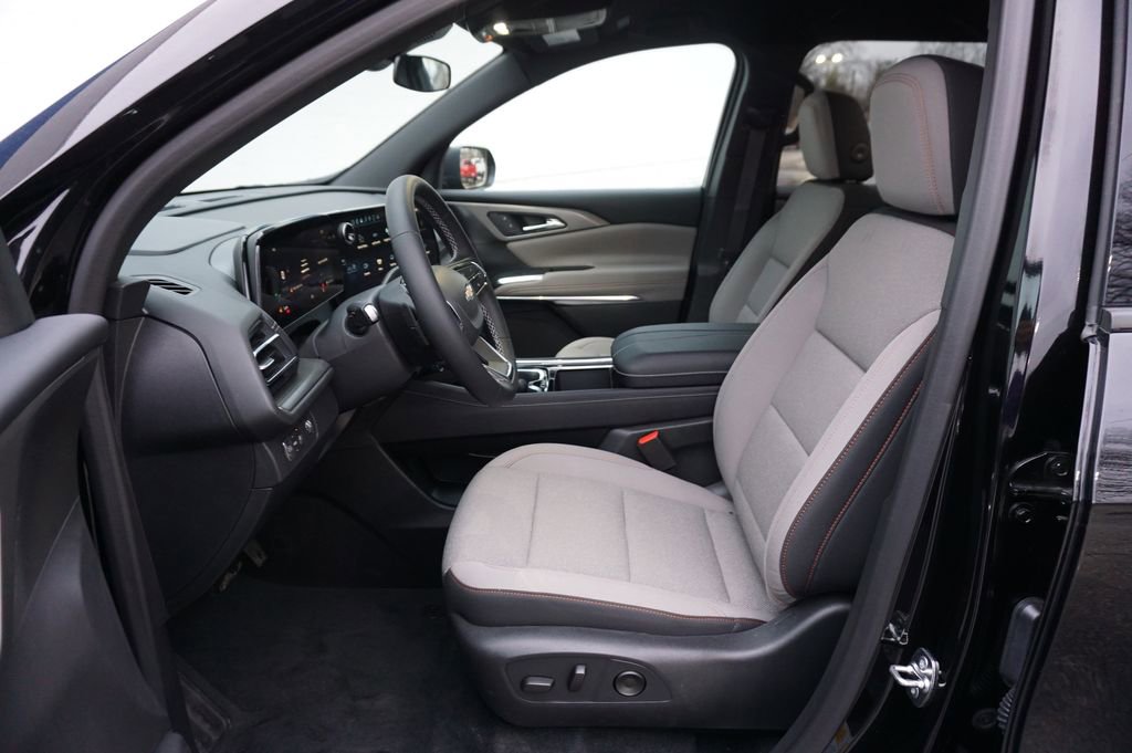 Used 2025 Chevrolet Traverse LT w/ Driver Confidence Package FWD image 9