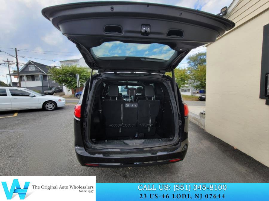 Used 2020 Chrysler Pacifica Touring-L Plus w/ S Appearance Package image 18