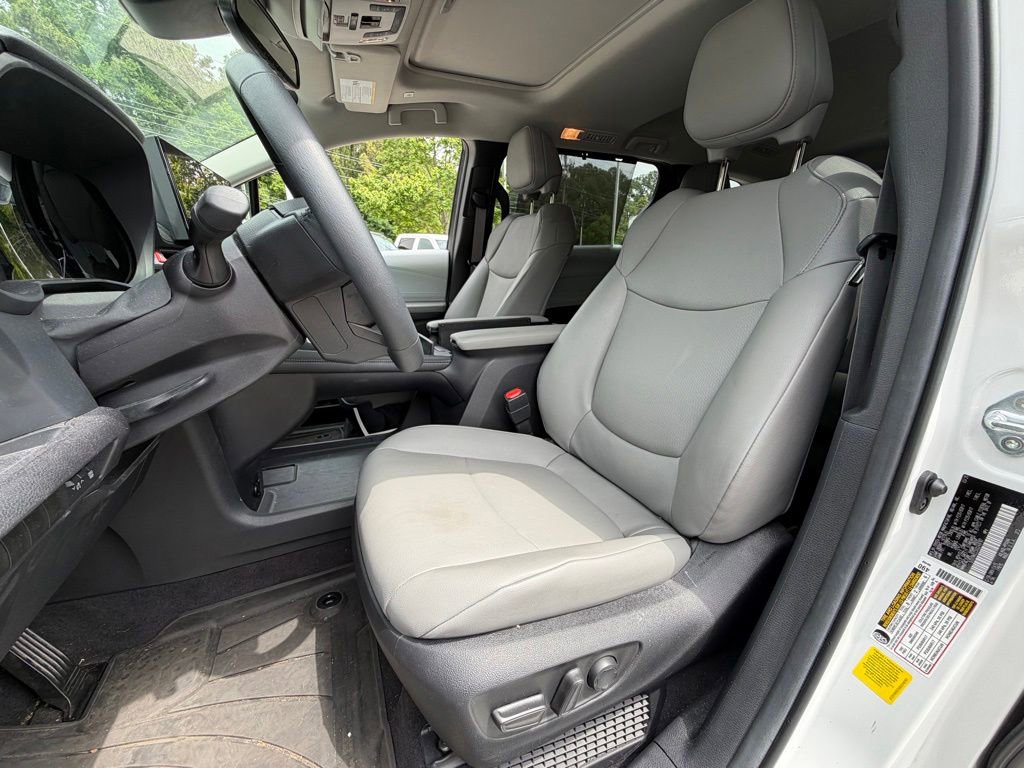 Used 2025 Toyota Sienna XLE FWD image 5