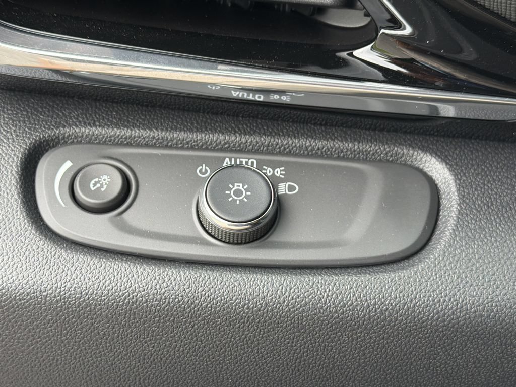 Certified 2025 Buick Envista Avenir FWD image 32