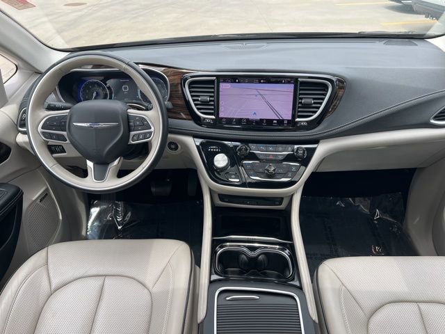 Used 2021 Chrysler Pacifica Limited w/ Uconnect Theater Family Group image 10