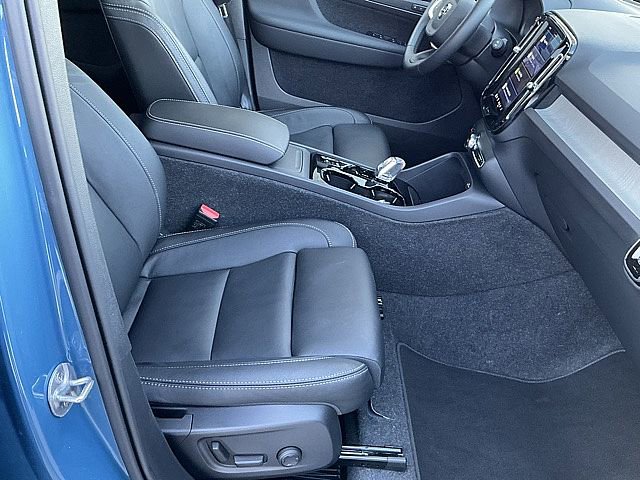 Used 2025 Volvo XC40 B5 Plus image 22