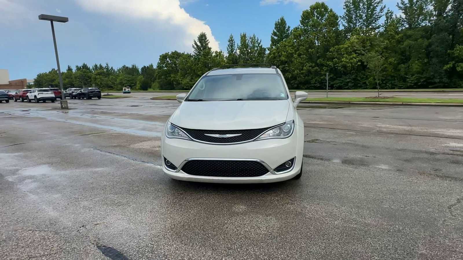 Used 2017 Chrysler Pacifica Touring-L FWD image 3