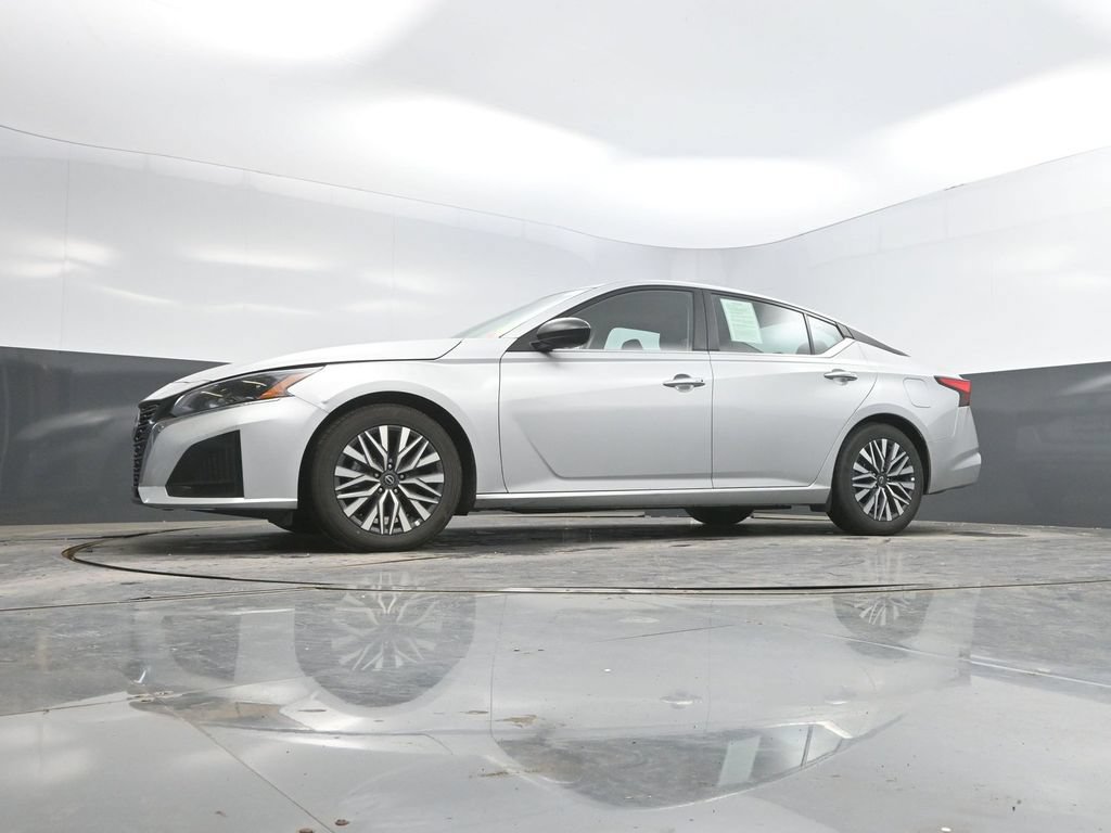 Used 2025 Nissan Altima 2.5 SV FWD image 31