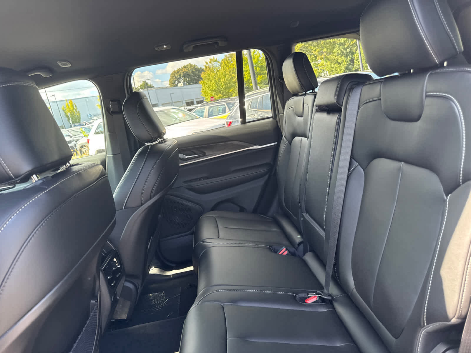 New 2025 Jeep Grand Cherokee Limited w/ Black Appearance Package image 31