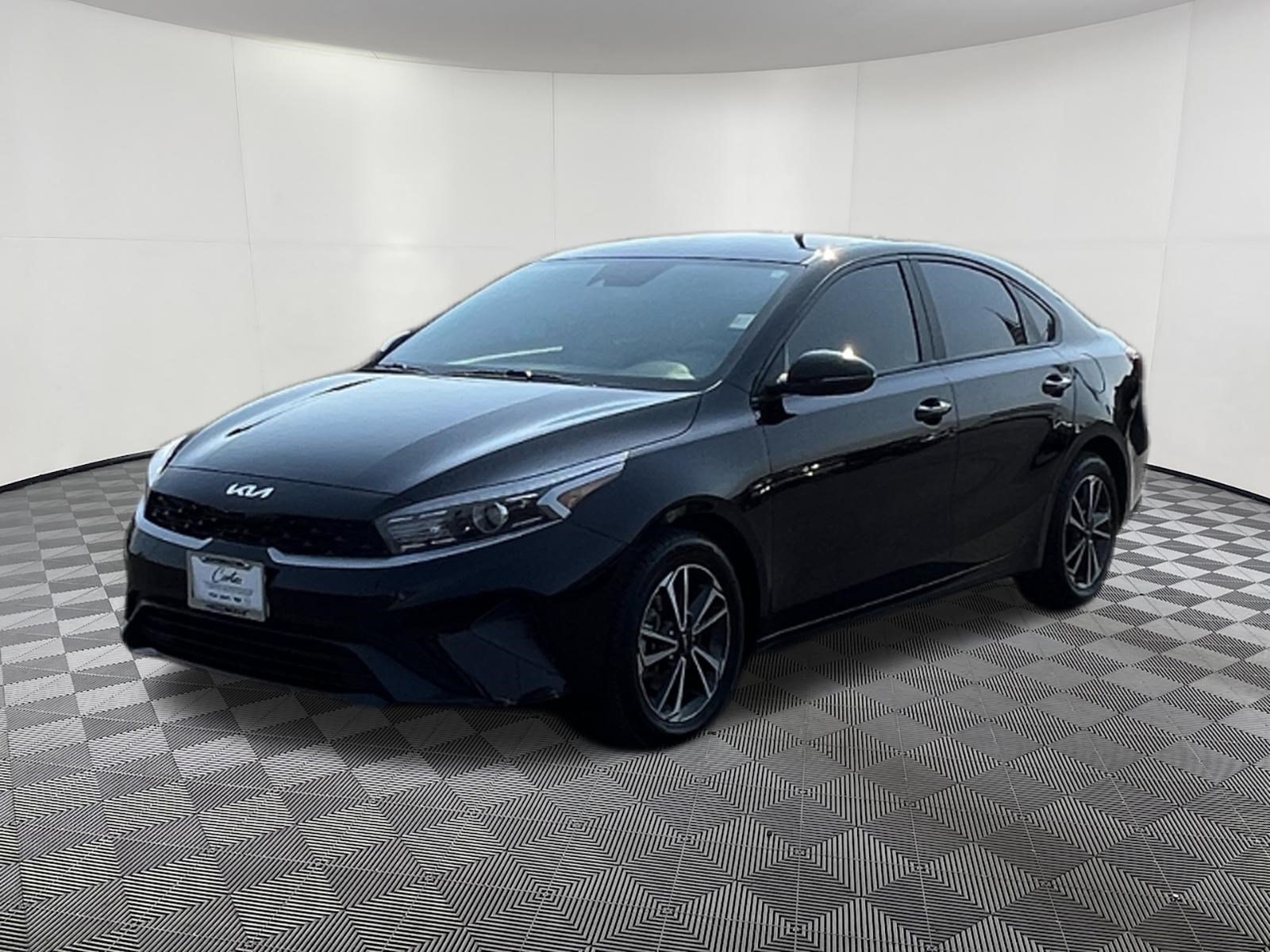 Used 2023 Kia Forte LXS w/ LXS Technology Package FWD image 3