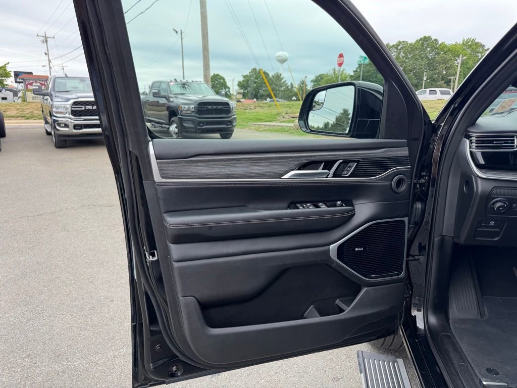 Used 2024 Jeep Wagoneer Series III w/ Premium Group I AWD/4WD image 14