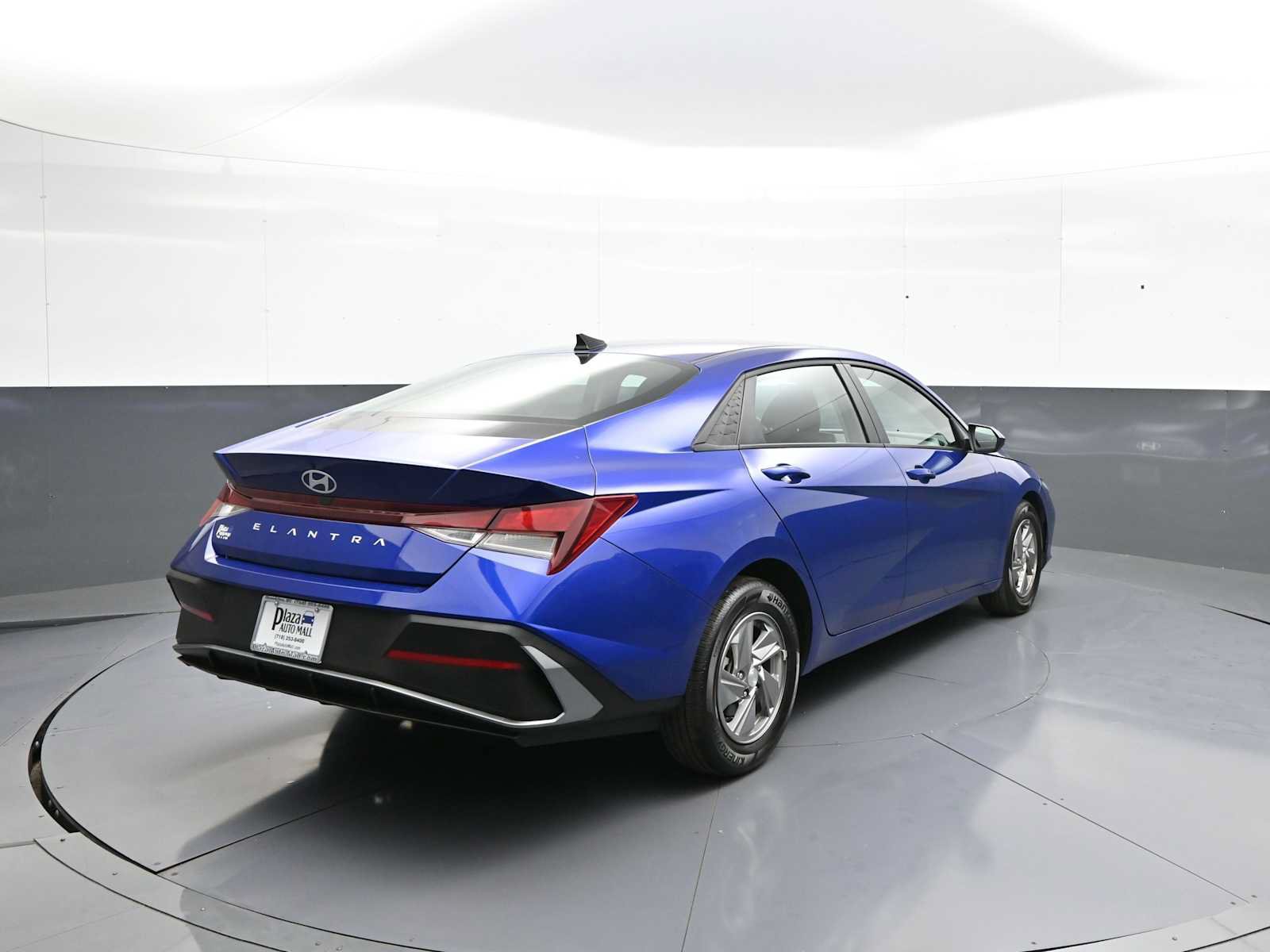 Certified 2025 Hyundai Elantra SE FWD image 5