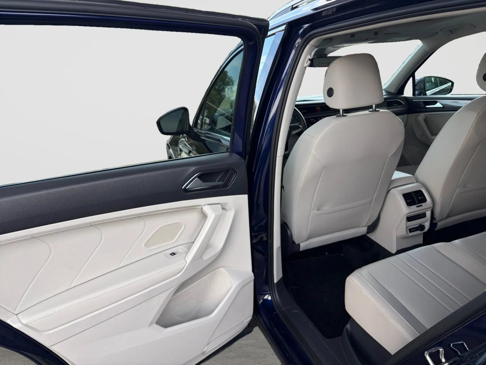 Used 2023 Volkswagen Tiguan SE w/ Panoramic Sunroof Package AWD/4WD image 14