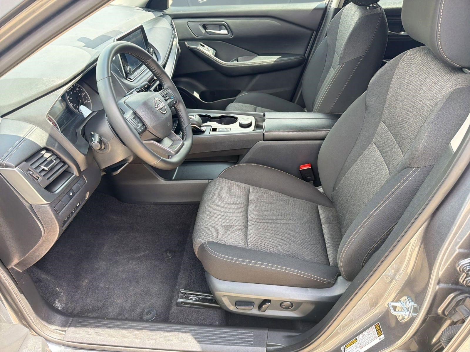 Used 2025 Nissan Rogue SV image 5