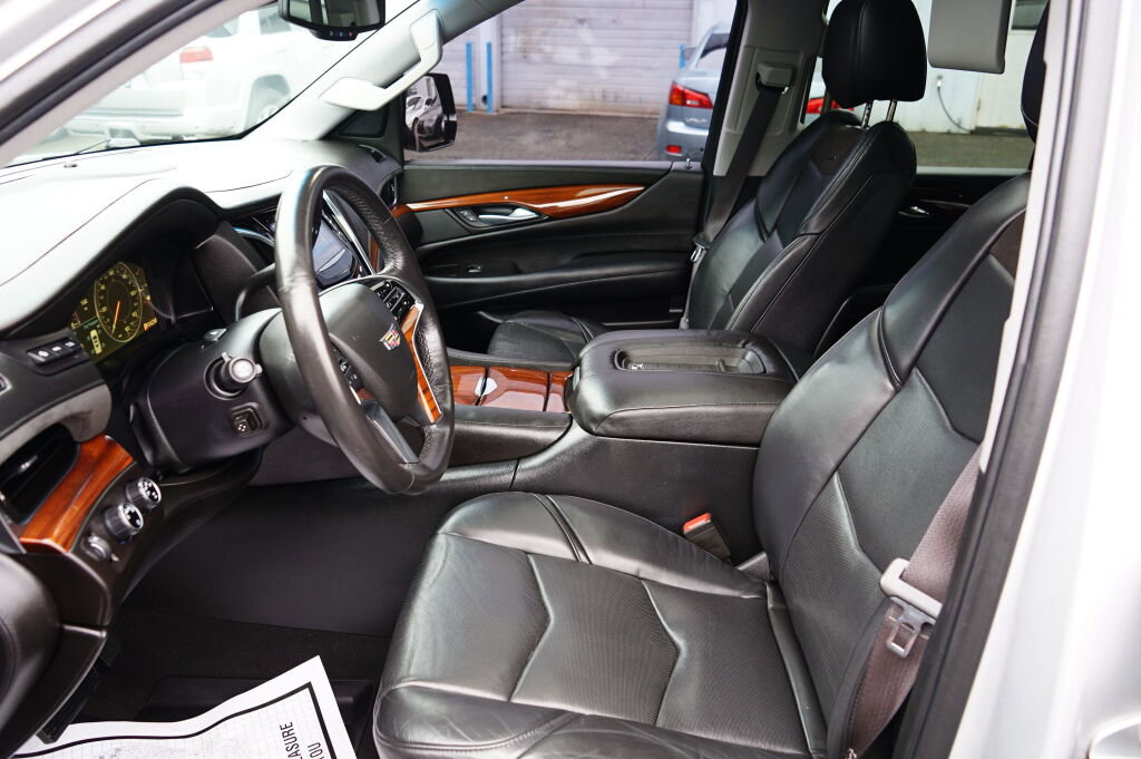 Used 2015 Cadillac Escalade Luxury image 12
